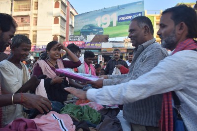 छठ पर्वको अवसरमा वीरगन्ज कपडा बैंक द्वारा वीरगन्जको घण्टाघरमा नि:शुल्क कपडा वितरण