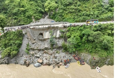 खाने तेल बोकेर सिमराबाट काठमाडौँ जादै गरेको ट्रक त्रिशूली नदी खस्यो