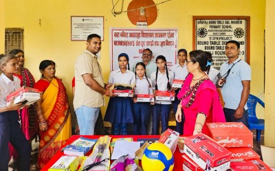 बालमन्दिर आधारभुत बिधालयमा  खेलकुद सामाग्री र जुता बितरण