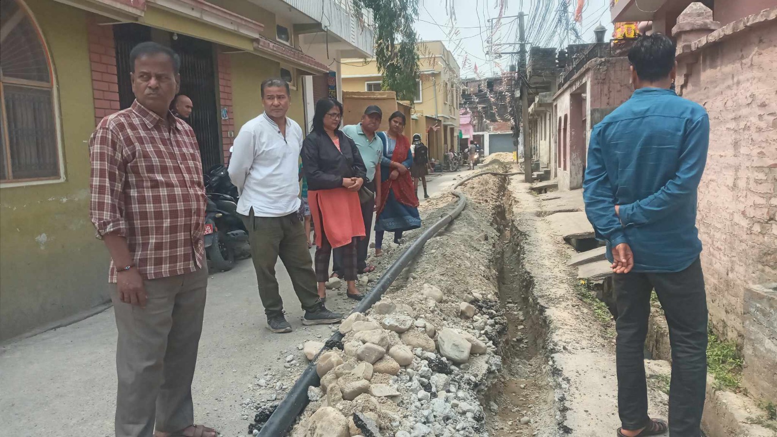 वडा नम्बर ९ मा पानीको समस्या , वडा अध्यक्ष गुप्ताले खानेपानीको जोहो गर्न लागे ।