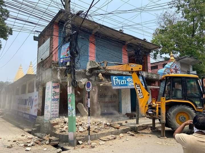 गीता मन्दिर सौन्दर्यकरणका लागि व्यपारिक सटरहरूमा महानगरको डोजर चल्यो