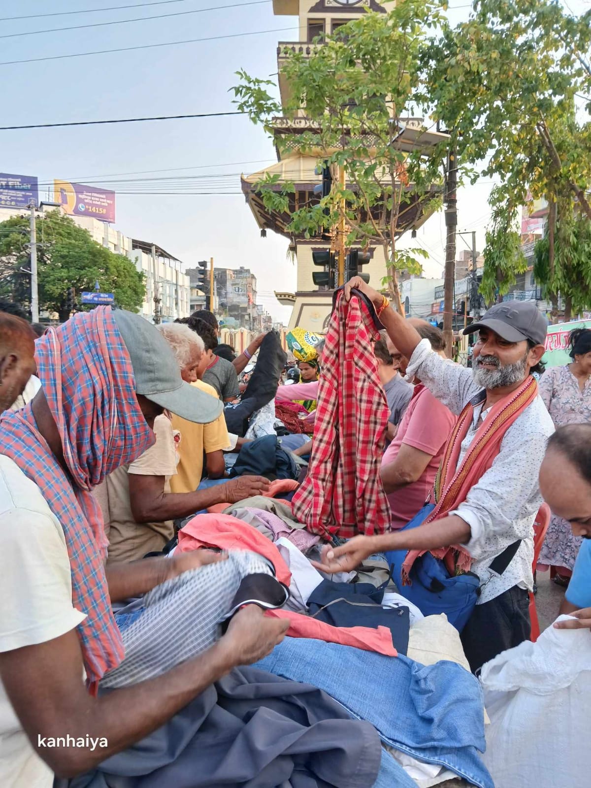 वीरगन्ज कपडा बैंक द्वारा वीरगन्जमा नि:शुल्क कपडा वितरण  ।