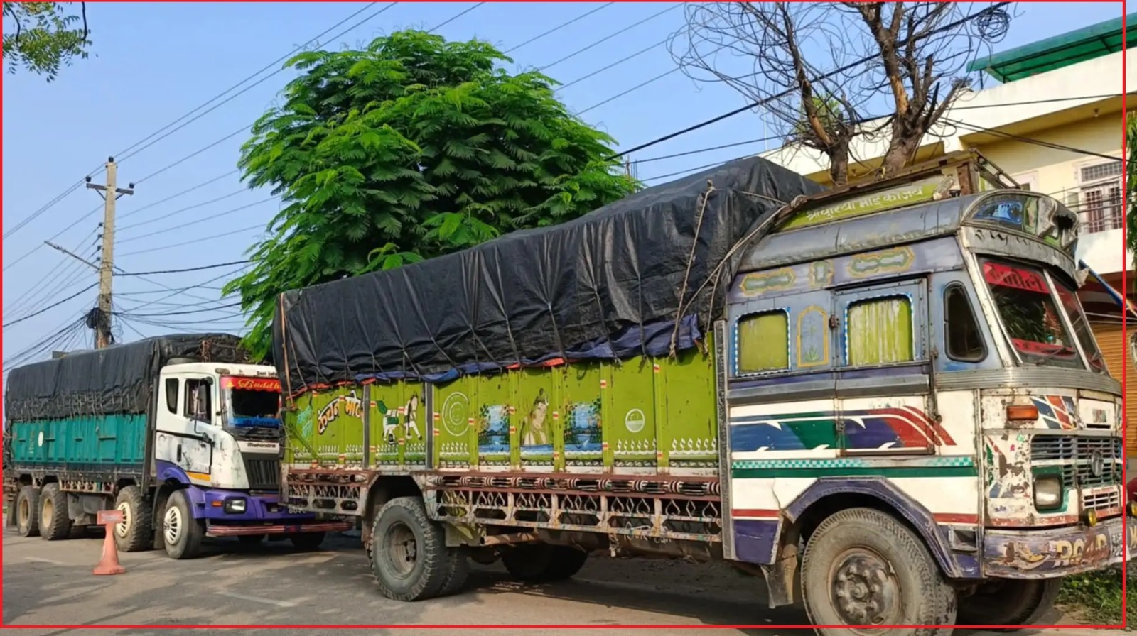 आइसीपी गेटबाट दुई वटा ट्रक प्रहरीको नियन्त्रणमा