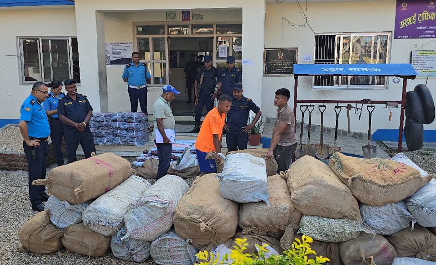 भन्सार छली ल्याएको एक करोड बढी मुल्यको अवैध लत्ताकपडा सहित भारतीय नागरिक पक्राउ 