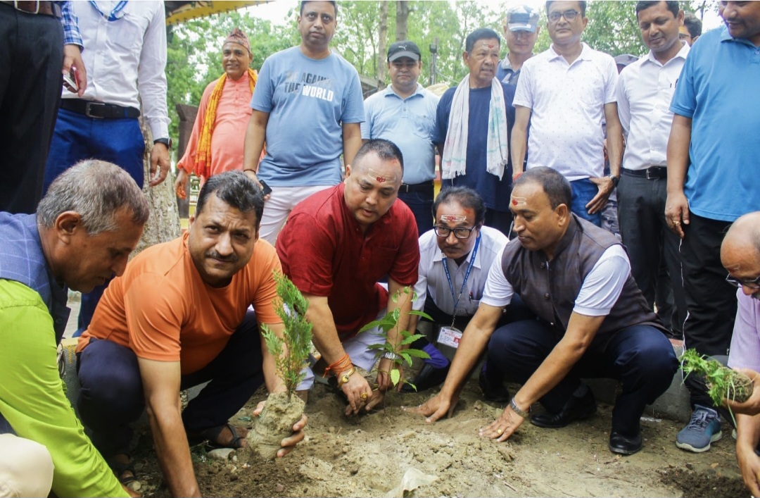 गणतन्त्र दिवसको अवसरमा पशुपति मन्दिर परिसरमा वृक्षरोपण 